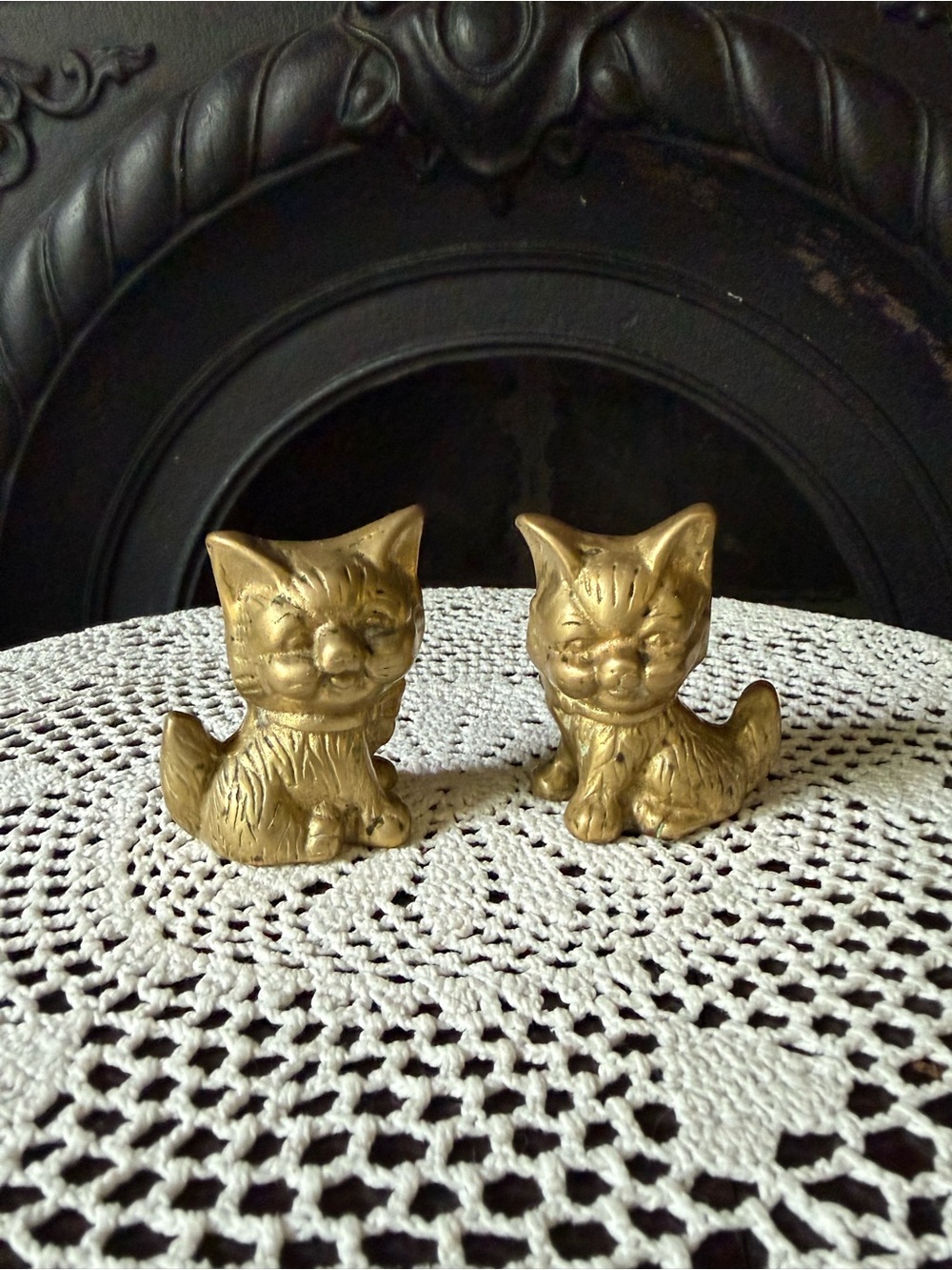 Vintage Brass Cat Figurine Pair - Decorative Pet Accents